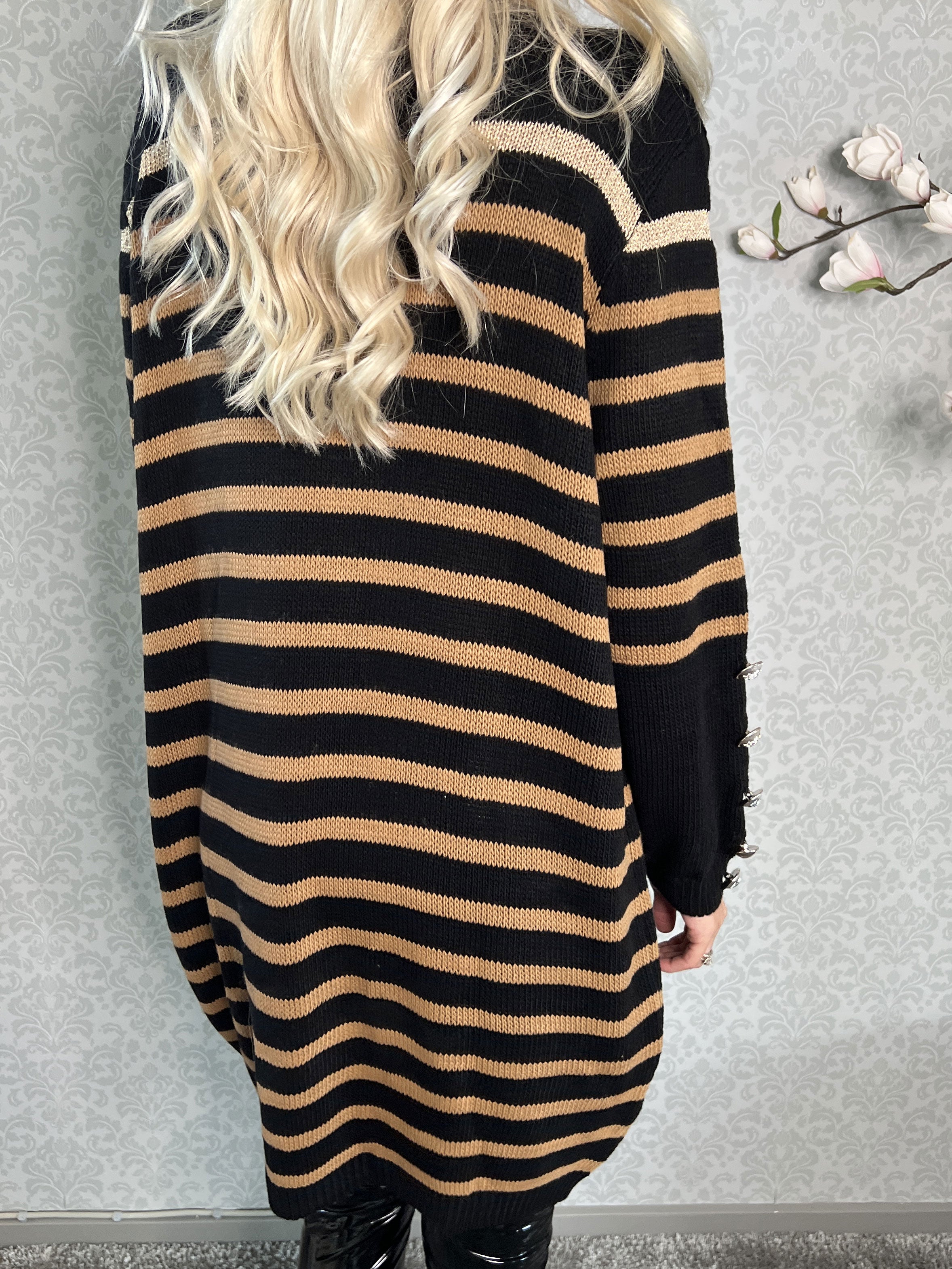 Mirindi - Stribet strikkjole med knapper på ærmerne